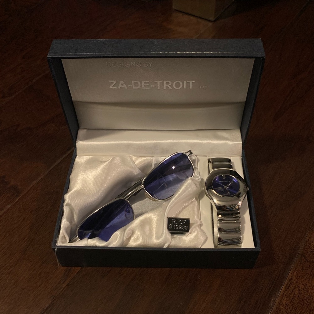 NWT Silver Mens Watch and Sunglasses Set
